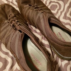 Sketchers tennis shoes